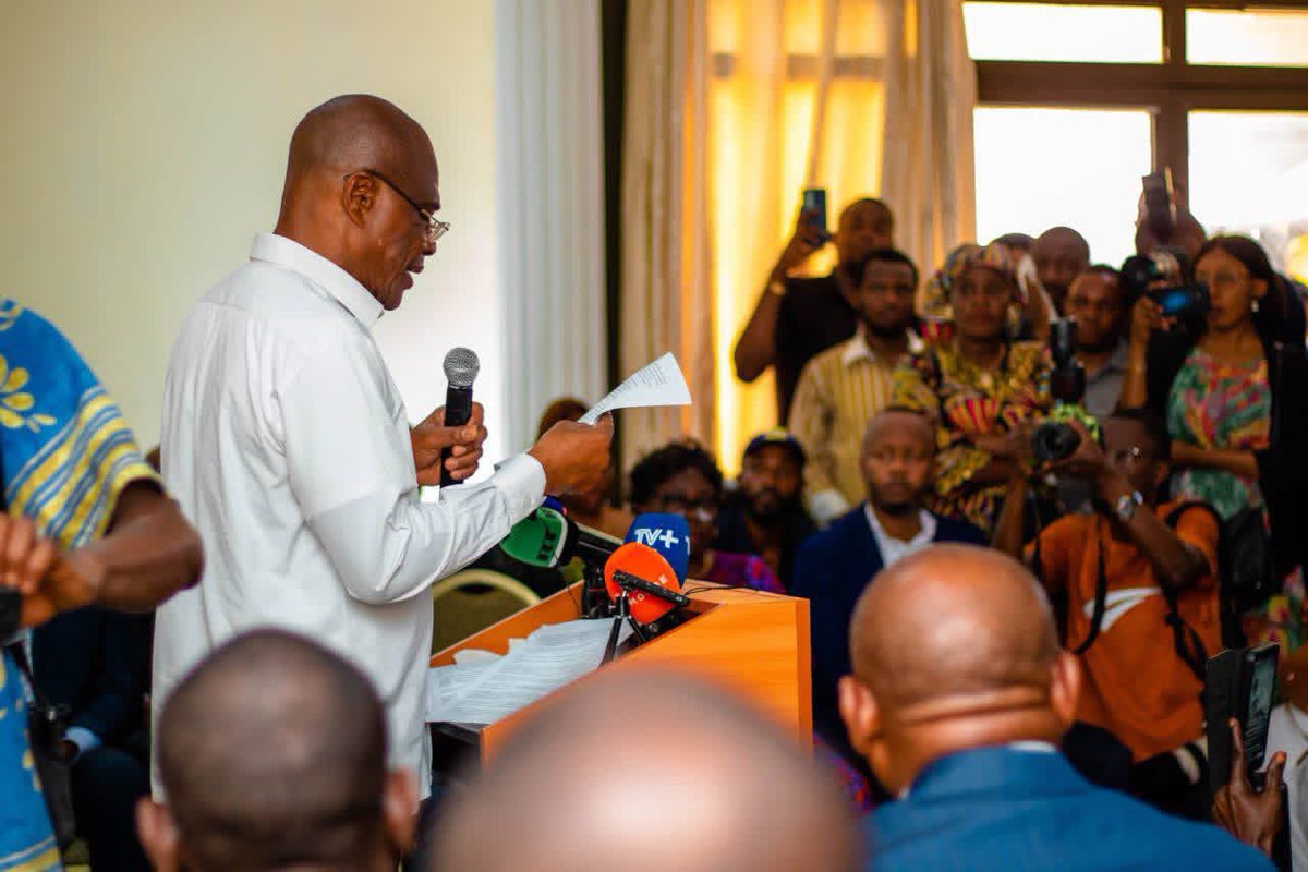 TichickM80882's tweet photo. #Politique#ECiDé #infos
#Conference de #Presse
"#ALINGA #ALINGA #TE #AKOKENDE "
" Le #3eme #mandat est un #interdit en #RDC..." Dixit le Commandant du peuple, Mafa https://t.co/B7AxZYkP6i