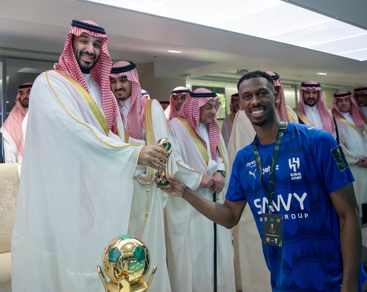 AJELNEWS24's tweet photo. #ولي_العهد الأمير محمد بن سلمان يتوج لاعبي نادي #الهلال بالميداليات الذهبية بعد فوزهم بلقب #كأس_خادم_الحرمين_الشريفين.

🇸🇦🇸🇦

#ولي_العهد_يشرف_نهائي_كأس_الملك https://t.co/vaRF2DNMin
