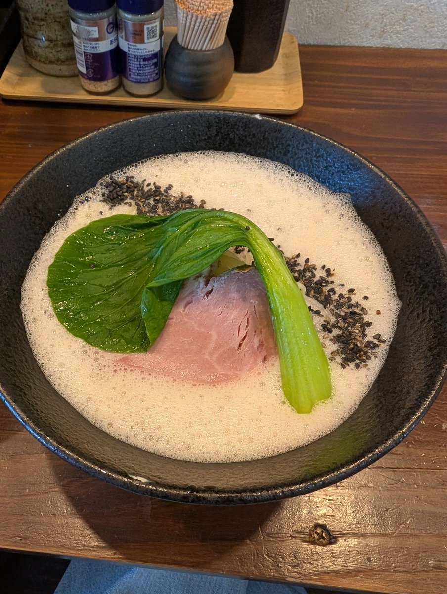 chiepapa's tweet photo. おはようございます。一昨日のランチは初訪問の、ラーメン製作所FUKUMENさん。豚骨MENあっさりをいただきました。ビジュアルが綺麗すぎる。これは豚骨苦手な人にも大丈夫な豚骨。豚骨臭がよいなら、濃厚にすべきかも?
#ラーメン製作所 #FUKUMEN #豚骨MENあっさり #豚骨ラーメン https://t.co/ioETt4GzA0