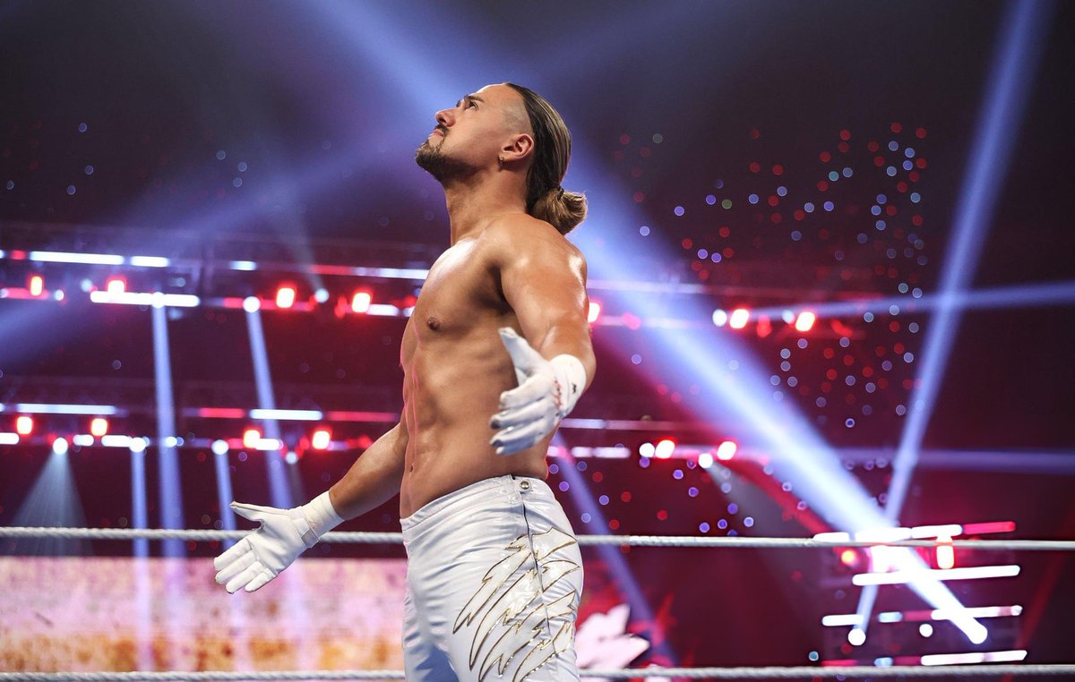 NoToquesMisAlas's tweet photo. La semana pasada en #SmackDown, @TruePowerWithin consiguió la victoria.

¡Felicidades! La gente vio una sorpresa… yo vi una lección.

Porque mientras todos están desesperados por coronar a la próxima gran estrella de la noche a la mañana. https://t.co/hvMOT0q53K