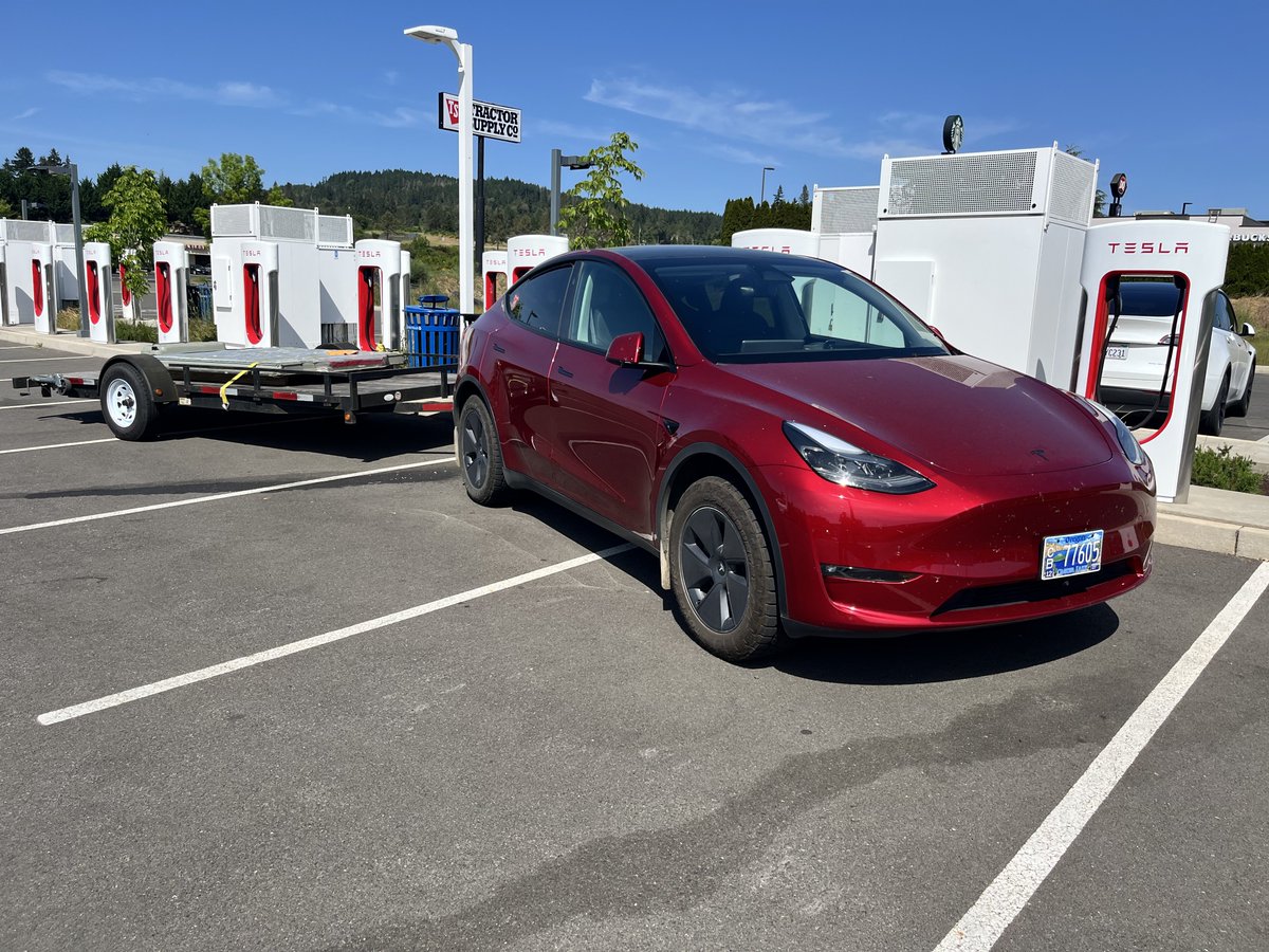 CafeElectric's tweet photo. When there are 47 empty Supercharger stalls, any layout is “trailer friendly.” https://t.co/XkRc9dT1XO