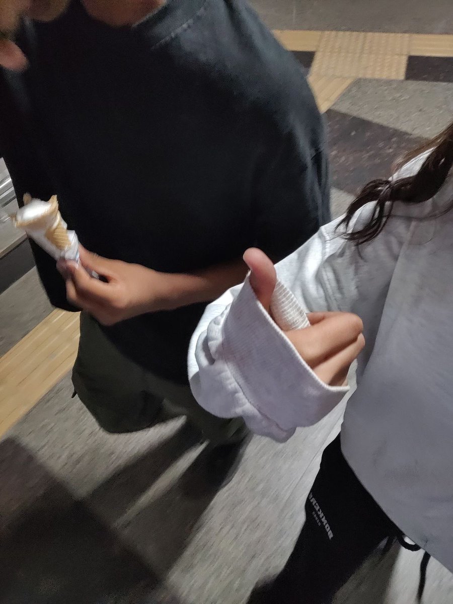 halfclears's tweet photo. happy birthday to the tulip to my clover, my comrade in corporate slavery, and my #1 drinking buddy, @midsombers 🌷🤍 https://t.co/W6NnyyuC0d