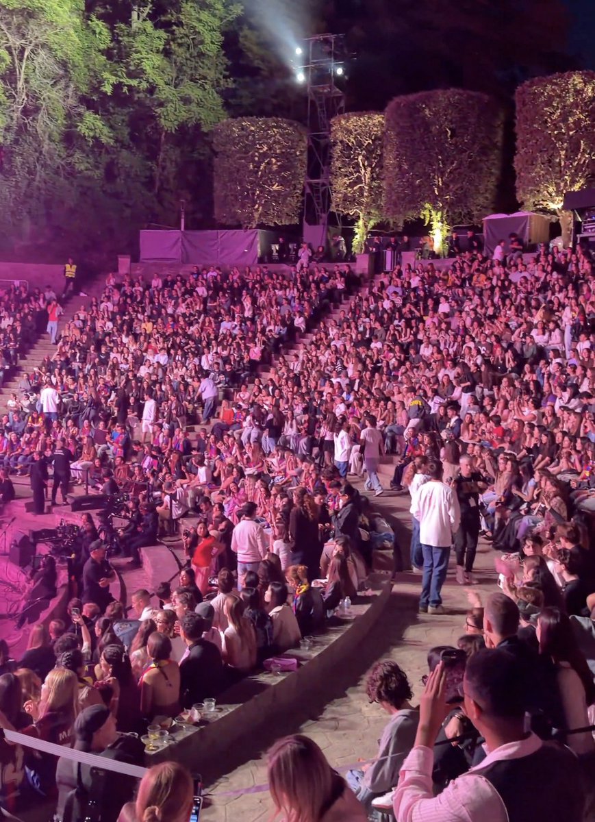 piensaenmi_mp33's tweet photo. 0 coñas, había más gente en el concierto exclusivo de olivia https://t.co/1biCF7VMb6
