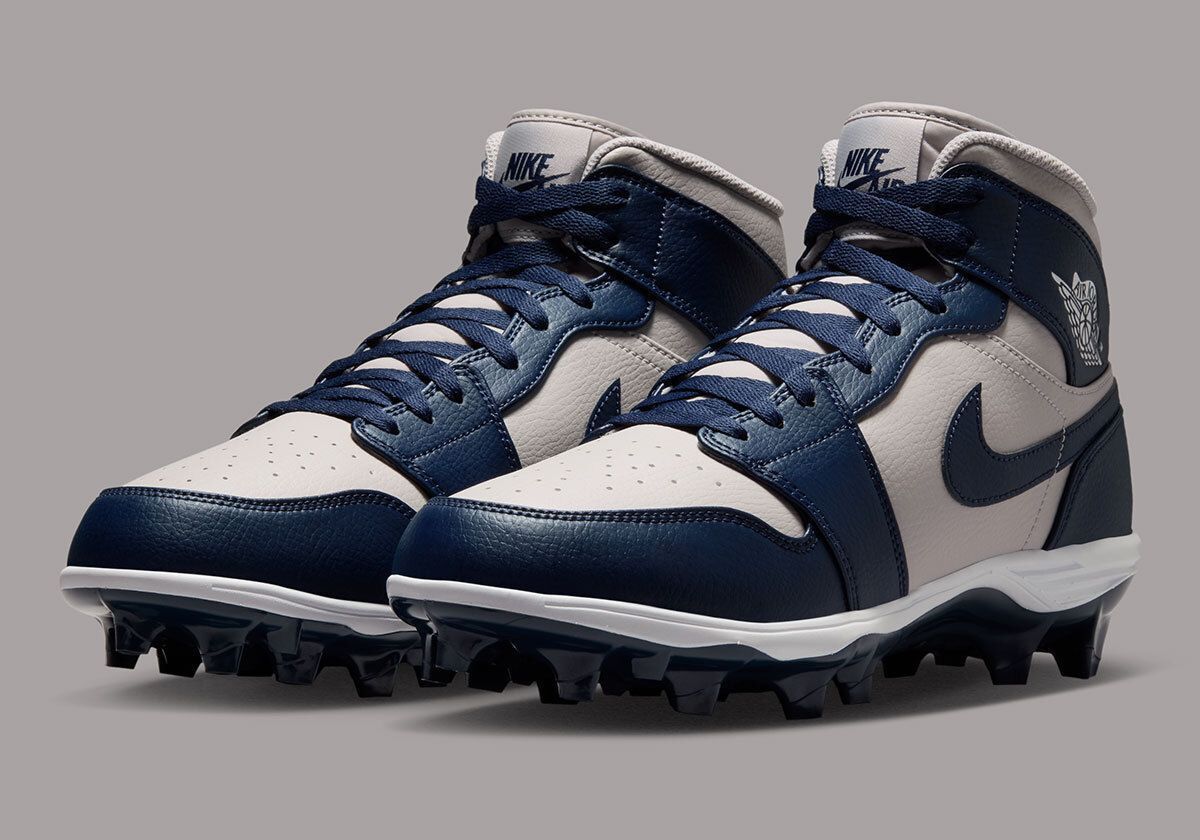 SneakerNews's tweet photo. JUST DROPPED: Air Jordan 1 TD "Georgetown" Cleats (High and Low) 🏈 
⏰ Available now via Nike site ($155, $145) 

Check for yours: https://t.co/81vsKvHpIB https://t.co/iBTZvJC1yb