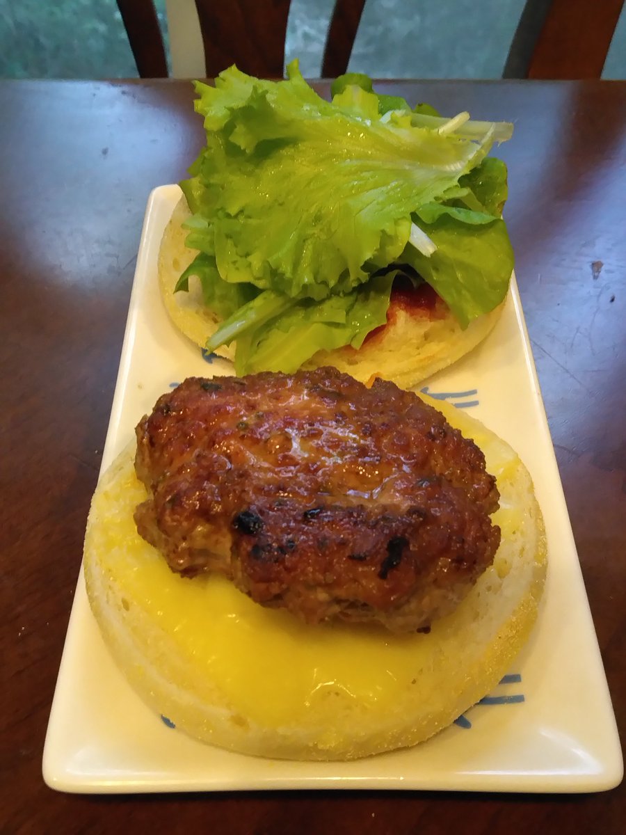 料理の話、昨日の続き。

セージや花山椒と挽肉を捏ねたアメリカンソーセージの種が残ってるので、丸く焼いてみた。
マフィンにチーズを載せて焼き、今日は朝からハンバーガーである。

不思議なもんで、こうしてみるとセージの濃い味ものより薄味の花山椒のものの方が合う。ケチャップ味だからかな。