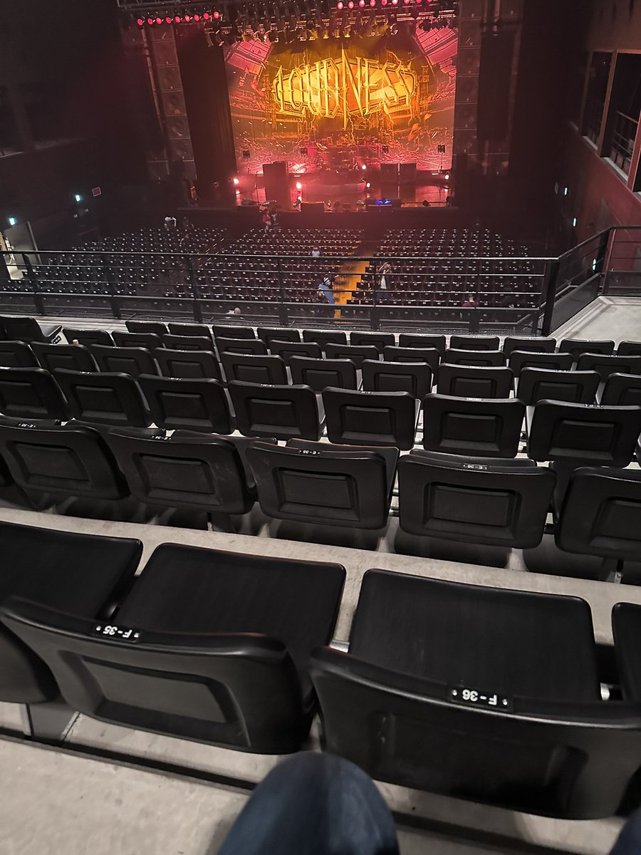 mac_ball's tweet photo. LOUDNESS 45th Anniversary Tour 2025-2026 Chapter ３LOUD CRAZY LOUDのZeppNambaに行ってきた！

初めてのLOUDNESSライブ。
往年の名曲もやりつつ、再結成以降の曲も結構やってて、かなりよかった。

Zepp初めての2階席だったが完全着席なので、じっくり曲を楽しめた！

#LOUDNESS
#ZeppNamba https://t.co/qFjlqbhlPH