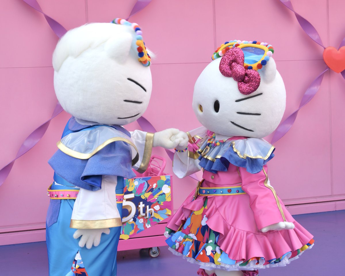 ダニエルくんの手を取るキティちゃん🩷🤍 キティちゃんの仕草や