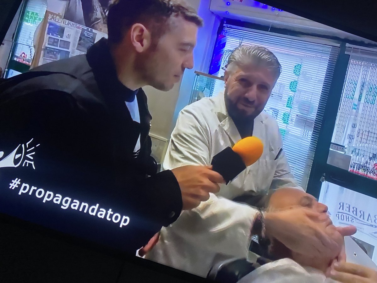 TitusMaz's tweet photo. Imperdibile come sempre la mia rubrica preferita 😆 @welikeduel #propagandatop #propagandalive @carminedelbig #barbiere #barbarbiere https://t.co/gB7CGGsigO