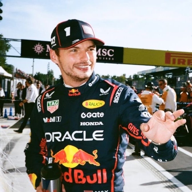 happy #f1twtselfieday i’m always late it’s so embarrassing