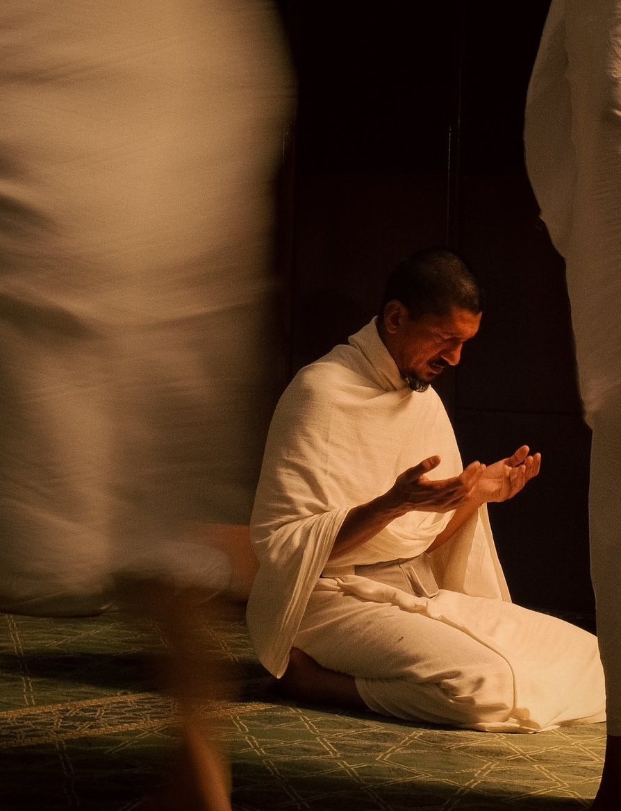 "ما دُمتَ لي ربًّا فكيفَ أهونُ
إنْ قُلتَ "كُنْ" لحوائجي ستكونُ !
مَنْ قالَ يا " اللهُ " في حاجاتِهِ
مُتأمِّلاً  فعطاؤهُ  مضمونُ"