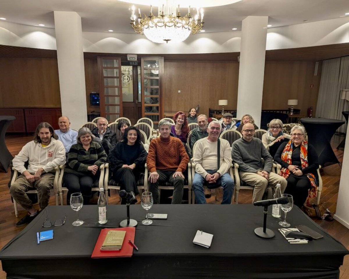 LogronesCirculo's tweet photo. Así fue una de las jornadas de Poemas a media tarde en el Círculo, un espacio donde la poesía se convierte en conversación, emoción y encuentro.
Gracias a la Asociación Riojana de Escritores y a los asistentes por seguir dando vida a la cultura y la poesía en el Círculo Logroñés. https://t.co/DblXeZQdmJ