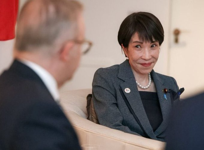 これなんか、首相官邸が公式に配信した写真ですよ