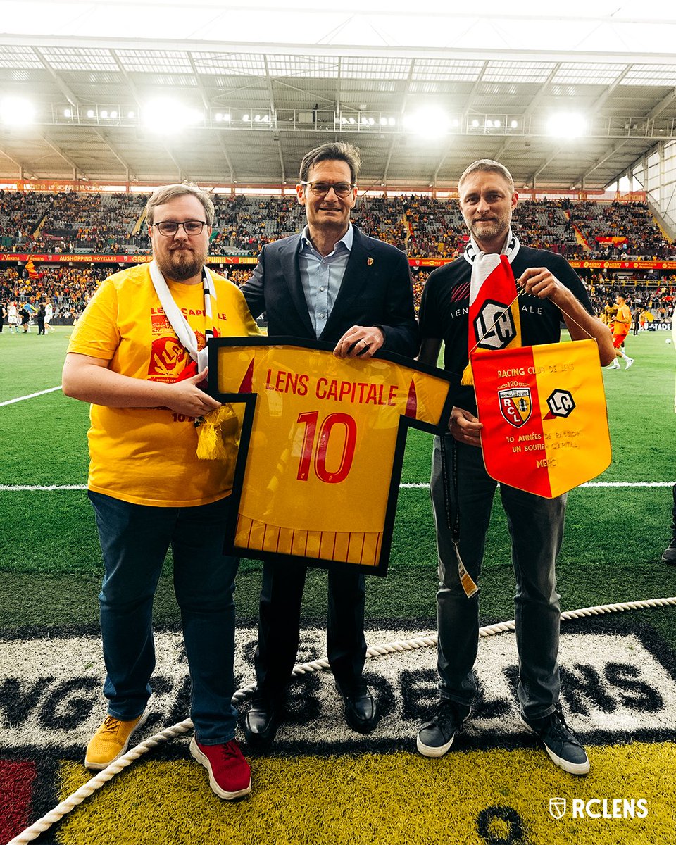 Passion 𝒍𝒆𝒏𝒔𝒐𝒊𝒔𝒆, soutien 𝒄𝒂𝒑𝒊𝒕𝒂𝒍(𝒆) ❤️💛

À quelques minutes du coup d'envoi de #RCLFCN, le Président Joseph Oughourlian a remis un fanion à l'association <a href="/LensCapitale/">Lens Capitale</a> qui célèbre ses 🔟 ans d'existence. 🎂

#FiersDEtreLensois