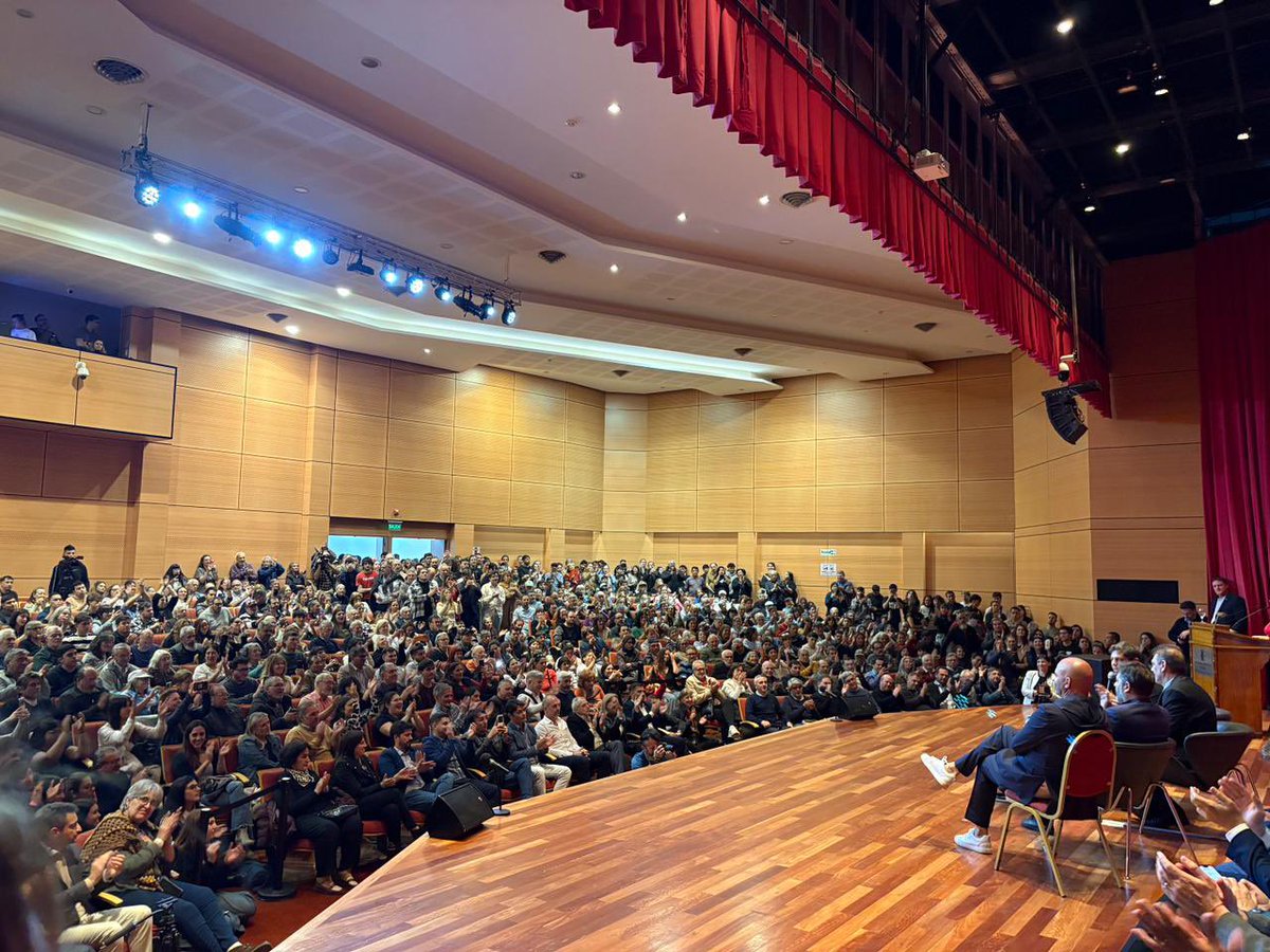 Desbordado el auditorio de la UTN en Córdoba para escuchar a <a href="/Kicillofok/">Axel Kicillof</a> 🇦🇷