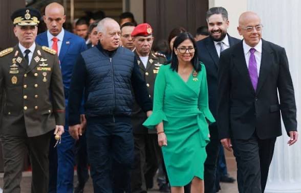 #URGETE 
Liberen a todos los presos políticos o mejor dicho a los rehenes.

Antes que empiece el estallido social.

De lo contrario los nombres de Diosdado, Jorge, Delcy, Tarek, padrino, serán escritos en cada calle de Caracas.
<a href="/TarekWiliamSaab/">Tarek William Saab</a> 
<a href="/dcabellor/">Diosdado Cabello R</a> 
<a href="/delcyrodriguezv/">Delcy Rodríguez</a>