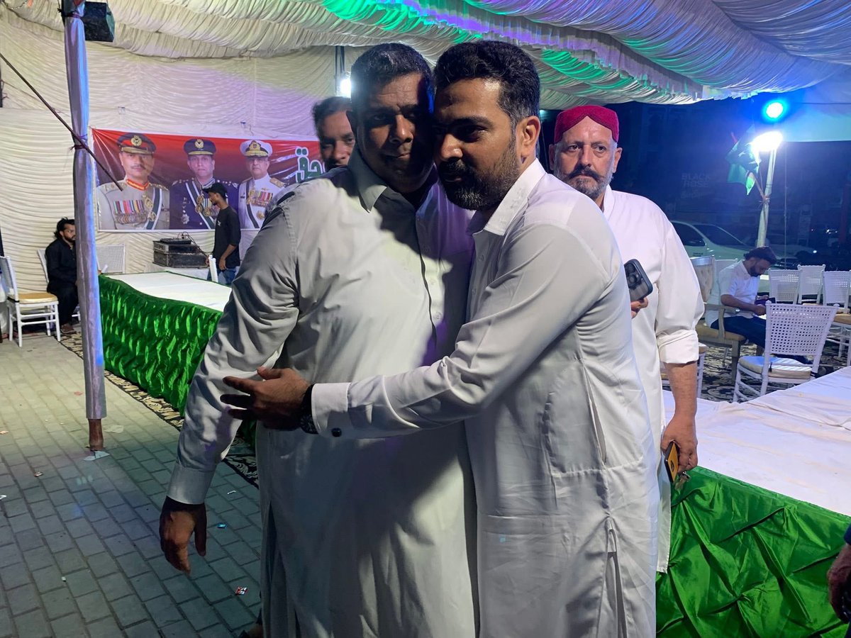 farooqak77's tweet photo. “ معرکہِ حق “ 
یومِ تشکر کے سلسلے میں PS-100 وارڈ 2  ملینیم مال کیمپ کا دوسرا دن۔جنرل سیکریٹری سندھ سینیٹر سید وقار مہدی کی خصوصی آمد کا شکریہ۔ 

#markehaq #Ward2BhuttoKa #PPP4Karachi #PPP #Ward2 #Ward4 #gulshanejamal #askariiv #askari4 #gulistanejohar https://t.co/qCUgpwRZPe