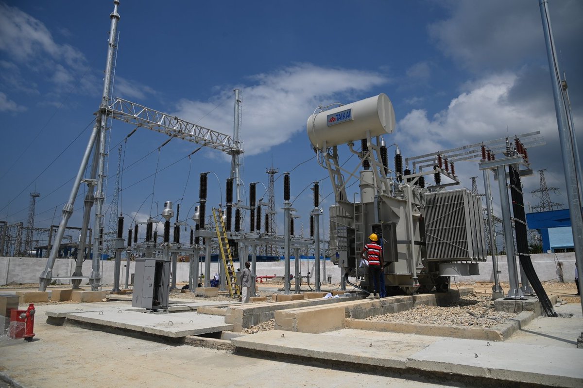 PresidenciaCuba's tweet photo. 👨‍🔧| Conoció en ambas de los trabajos que se realizan, como parte del programa estratégico que desarrolla el país para recuperar capacidades y aumentar la generación eléctrica. https://t.co/GosVZtQzG5