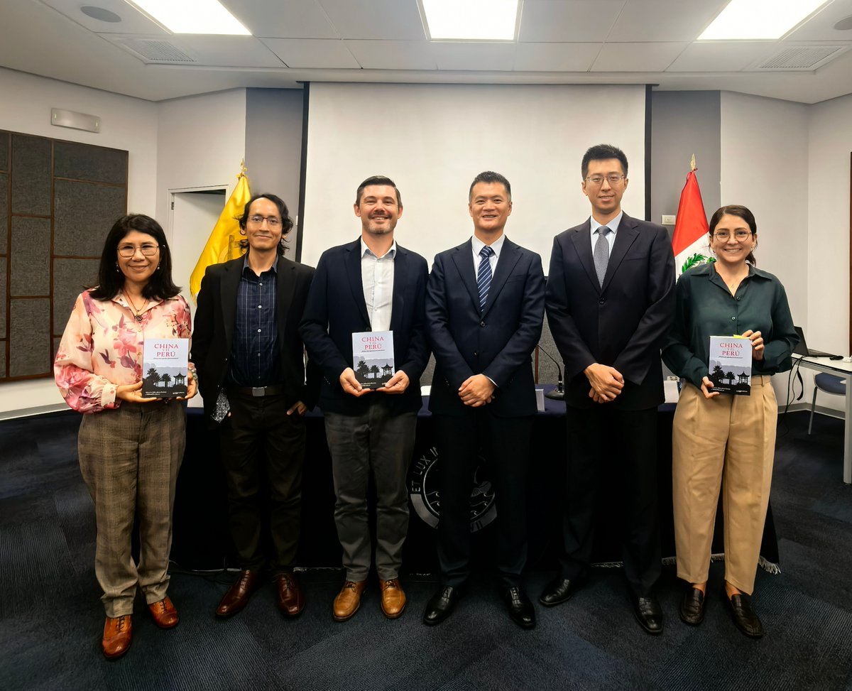 ChinaEmbPeru's tweet photo. En la mañana del 7 de mayo, representantes de la Embajada de China en el Perú asistieron a la presentación del libro " China y Perú: ¿ hacia una agenda poseconómica ?", publicado por el Fondo Editorial PUCP.

Felicitamos a sus  autores, Sebastien Adins, Javier Ramírez y Patricia Castro, así como a los demás autores participantes, por este valioso aporte académico, que analiza la relación bilateral desde nuevas perspectivas: economía, política, seguridad e ideas.

En el marco del 55.º aniversario de relaciones diplomáticas entre China y el Perú 🇨🇳🇵🇪, saludamos estos espacios de diálogo que contribuyen a un conocimiento más profundo, objetivo y constructivo entre ambos países. 🤝✨