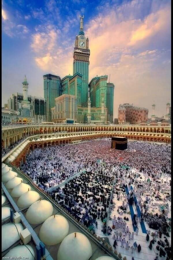 " للهِ قومٌ أخلَصوا في حبِهِ ؛ 
فأحَبّهم واختارَهم خُدّاما ..

قومٌ إذا جَنّ آلظلامُ عليهِم ؛
 قاموا هُنالِكَ سُجّدا وقِياما ..

 يَتلذّذونَ بذِكرِه في لَيلهِم ؛
ونَهارهِم لا يَبرَحونَ صِياما.."