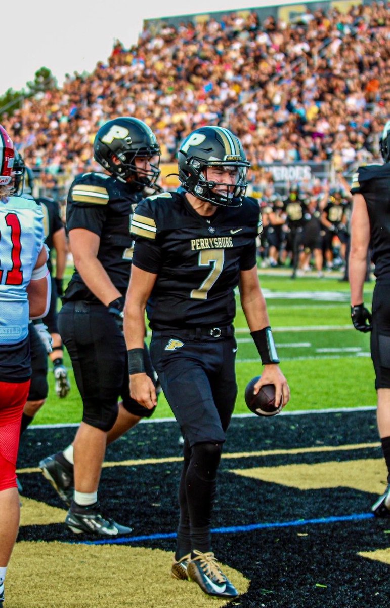 bradymaxwellqb's tweet photo. 105 days.

Can’t wait to get back out there with my guys and show the work that’s been put in all offseason.

Time to keep stacking days. Excited for what’s ahead!

#GoJackets 🐝🏈

@dirk_conner @PerrysburgFB @Coach_MikeWard @_JacketNation1 @Ethan_DeVries14 @BraylonFoster34 @ReedGerken