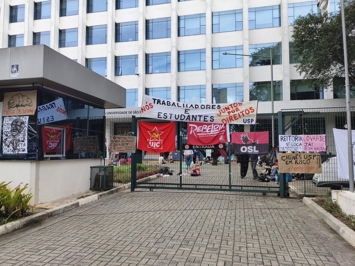 OSL_brasil's tweet photo. Segue a ocupação da Reitoria da USP! Todo apoio à greve estudantil! https://t.co/22nztb9rwy