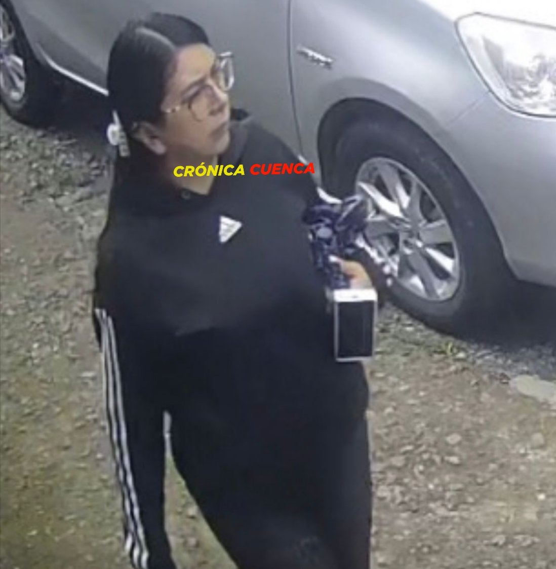 cronicacuenca's tweet photo. #Atención 🚨
Esta pareja de delincuentes roba objetos de vehículos estacionados en varios sectores de #Cuenca. Fueron vistos por última vez en la Remigio Crespo, donde sustrajeron bolsos, mochilas y dinero. Se movilizan en auto blanco.

Tenga precaución.⚠️ https://t.co/lgZ4c1oYI6