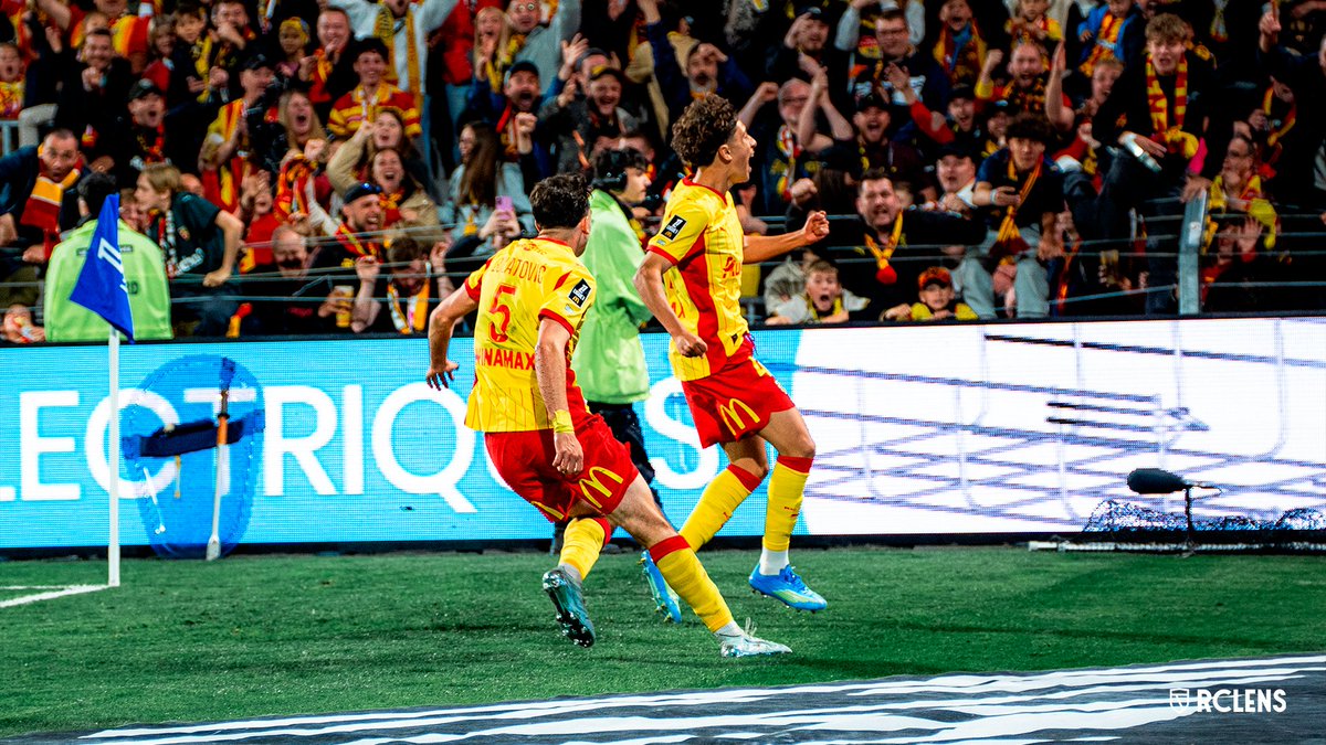 RCLens's tweet photo. Une 𝑐𝑜𝑚𝑒̀𝑡𝑒 dans la nuit 𝑒́𝑡𝑜𝑖𝑙𝑒́𝑒 💫

Le #MadeInGaillette Mezian Mesloub a inscrit son premier but en @Ligue1 à 16 ans et 181 jours, devenant le 3️⃣e plus jeune buteur du Racing dans l'élite après Richard Krawczyk et Michel Margottin.

#FiersDEtreLensois #RCLFCN https://t.co/1qLhZ5r5Kv
