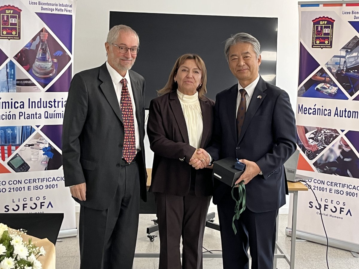 JapanEmb_Chile's tweet photo. 📚🇨🇱Visita al Liceo Domingo Matte Pérez😊👍
24/4 El Embajador SONE✨ visitó el Liceo Domingo Matte Pérez🎓📝, administrado por #SOFOFA, en 🇨🇱 la comuna de #Maipú🧑‍🔧🏫🧑‍🔬donde sus 500 estudiantes adquieren habilidades  y conocimientos especializados para trabajar como técnicos. 🚗⚗️ https://t.co/iaobLX7olP