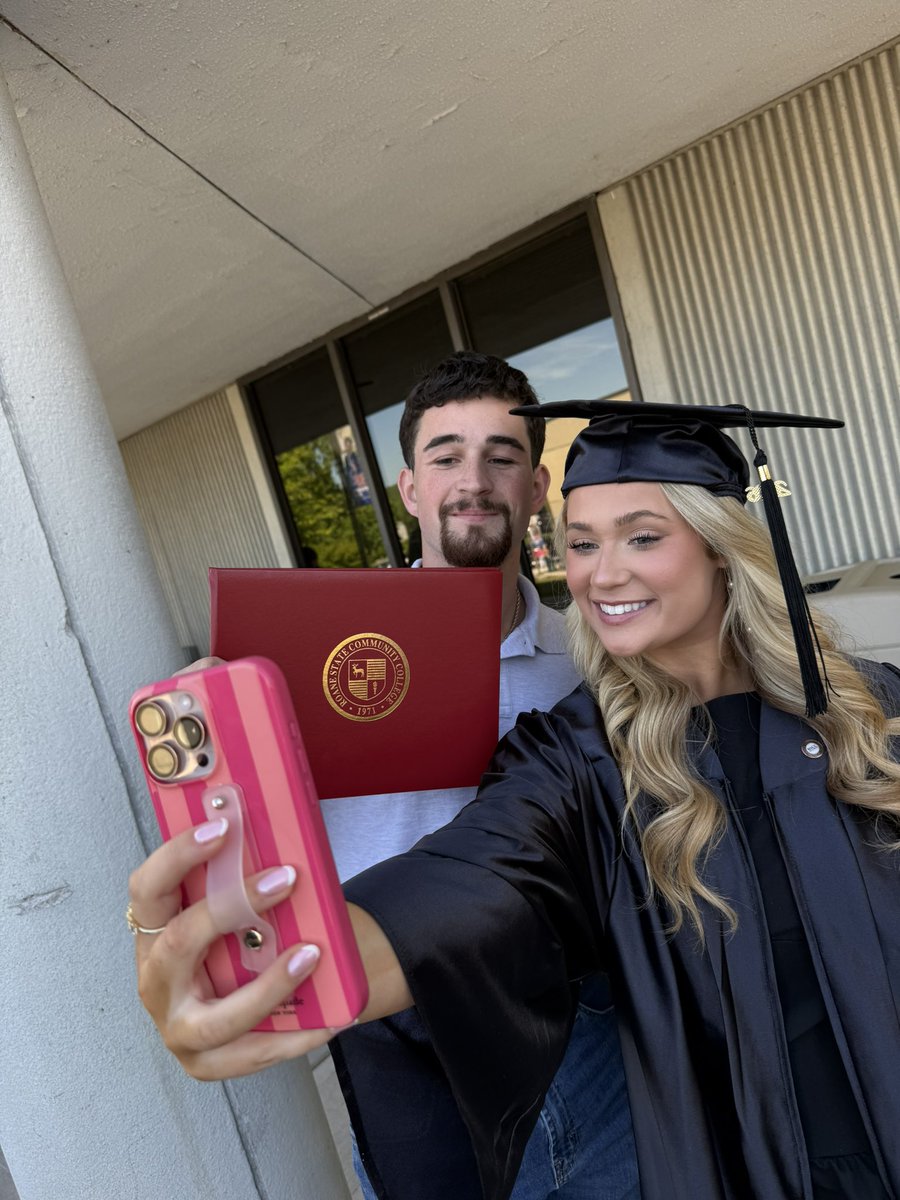 roanestate's tweet photo. 2pm Graduation: Complete ✅
7pm Graduation: Loading… ⏳

Here’s a look at some special moments from our first graduation of the weekend! Three more to go.

Full Friday 2pm photo album is available on our Facebook page. We’ll have more photos to share after the weekend! #RSCCgrad https://t.co/NGEQbCf4Xt