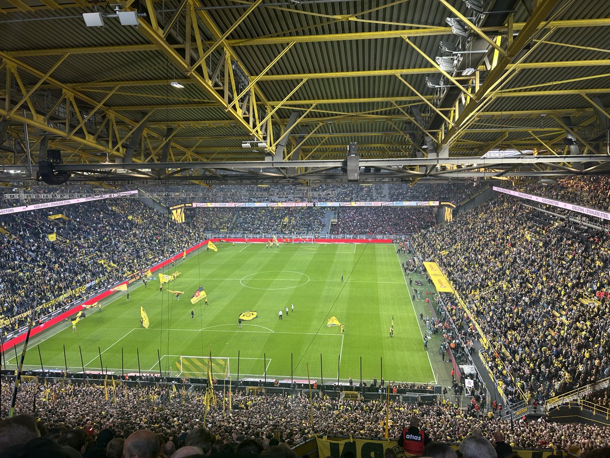 JanPenkert's tweet photo. Dortmund⚫️🟡 - Frankfurt🔴⚪️ 3:2
neskutečný zážitek 
🔝atmosféra🤯 (81 365 diváků🔥)
🔝Max Beier 2x🍎
🔝 Can Yilmaz Uzun✨
➖ předvedená hra obou týmů https://t.co/G3m9r7hOpL