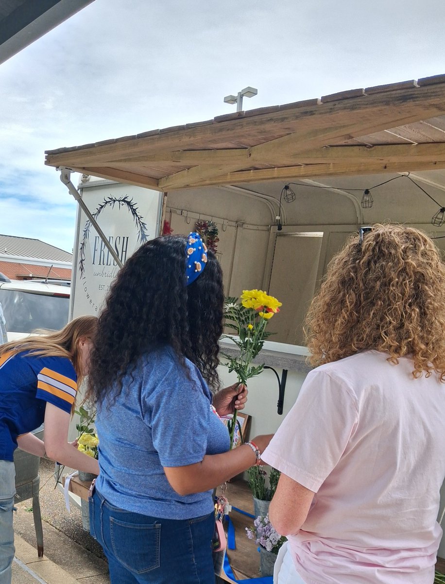 Lawndale_TPSD's tweet photo. Huge thanks to Lawndale PTO for Fresh Flower Friday! 🌸 What a lovely way to close Teacher Appreciation Week — teachers enjoyed creating their own bouquets with Fresh Farm Tupelo. #tpsd https://t.co/B28PE5O1lN