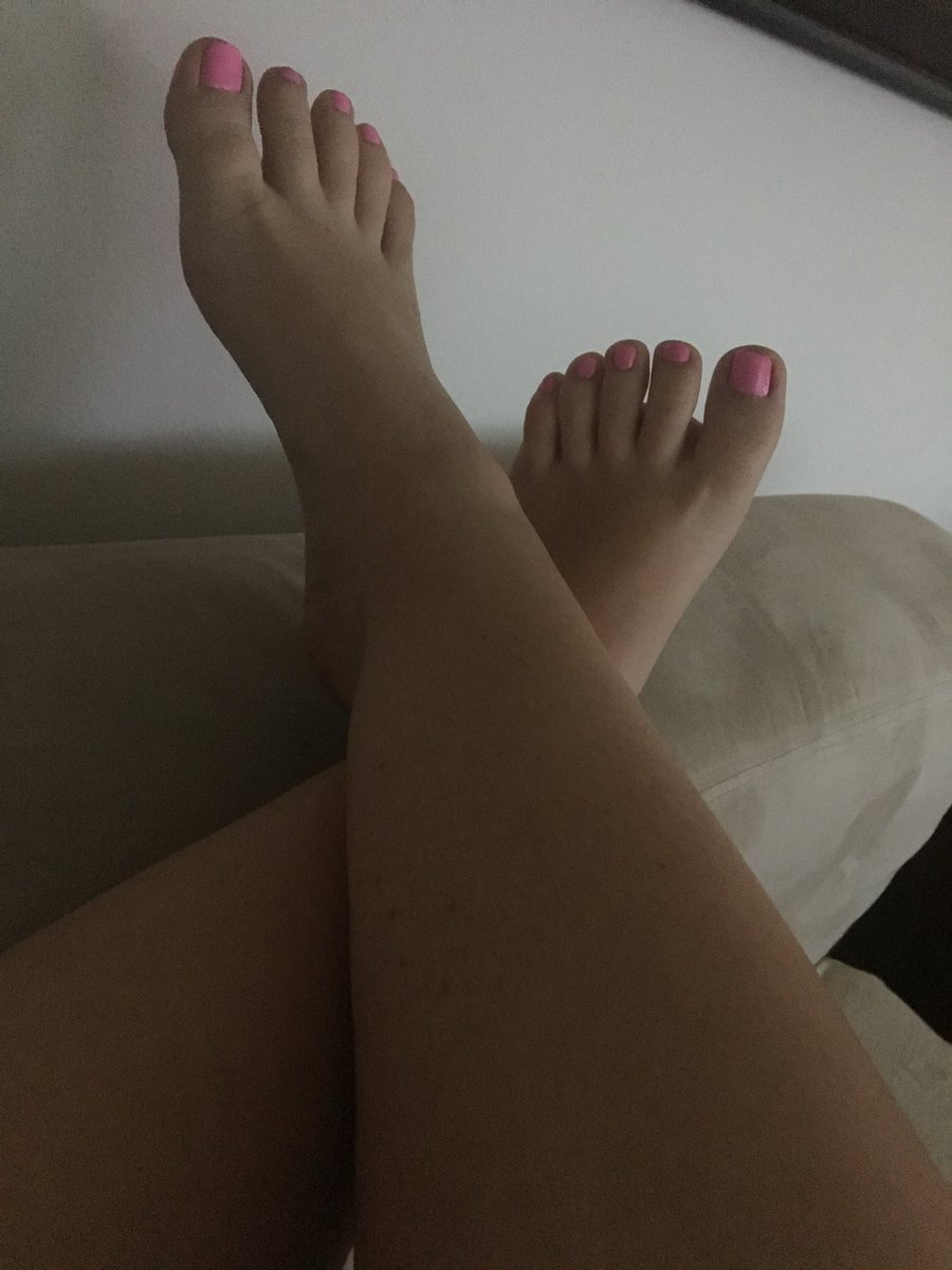 AnnaCuteFeet's tweet photo. @Feet_ofthe_Day @Missmelody__ ��🏻🤗 https://t.co/sdH3KRdPk1