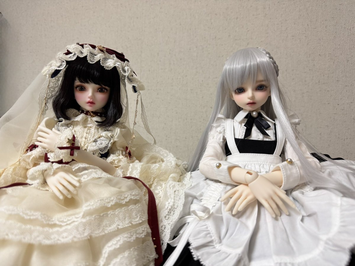 白雪姫DeliaとZuzanaで並んで撮ってみました✨ 手を見るとスノー