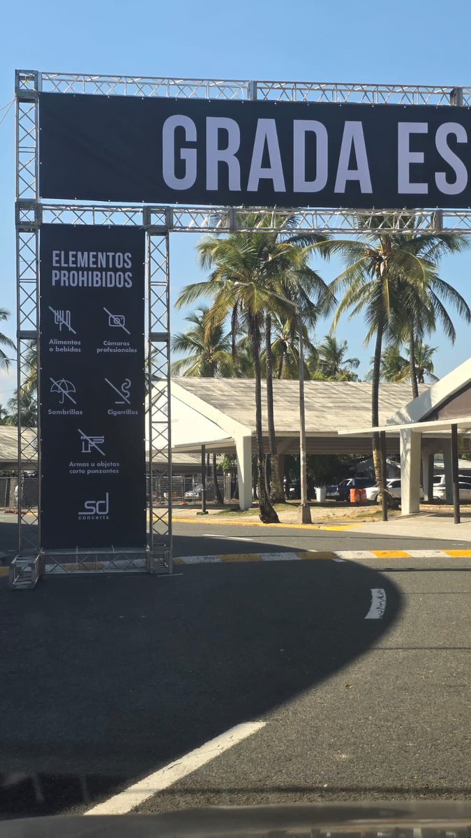 PausiniRD's tweet photo. Nos llegan más imagines y videos de cómo está quedando el escenario para nuestra reina @LauraPausini te esperamos con anginas aquí en Santo Domingo 🇩🇴

📸: Ramón Urbano. https://t.co/1YxLE9wj41