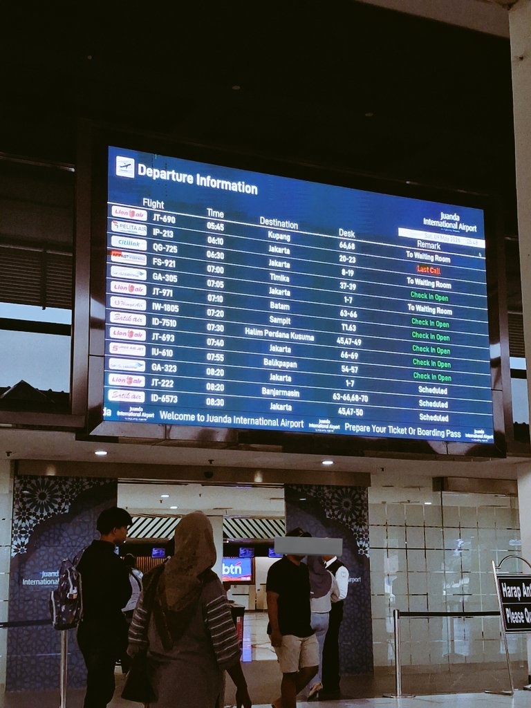 capaloner's tweet photo. Segala carut marutnya isi kepala dan hati, berhenti. Selangkah dari pintu keberangkatan. https://t.co/GPTSB80ZeY