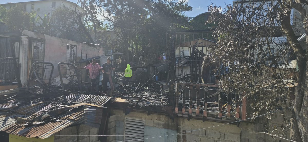 Incendio devasta más de 12 viviendas en Salsipuedes, Moca. Gracias a Dios no hubo víctimas fatales. El Gobierno y la Alcaldía prometieron reconstrucción de hogares y asistencia inmediata para las familias afectadas. #Moca #Salsipuedes