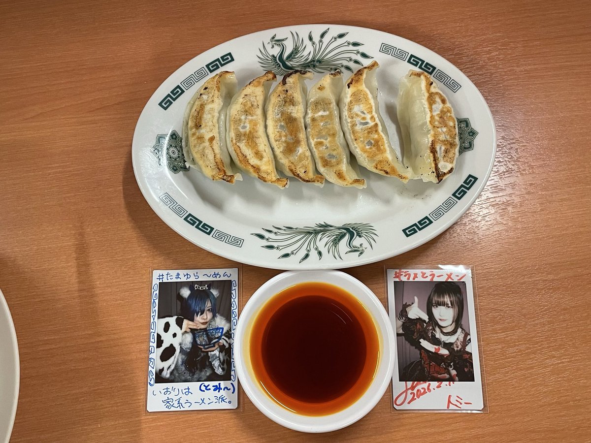 tmkderu's tweet photo. 今日も飲んだ後に何故か目の前にラーメンがっ!?今宵の相手は餃子を援軍で連れてきたものの、ものともせず撃破🔥🍜
#ラメとラーメン #ラメといただきます
#たまゆらーめん #いおりといただきます
#CIRCLECRUSHER #豹牙ラメ #ラメ狂和国
#プランクスターズ #PLANCKSTARS #玉玉響響己鬼黐 #俺たちの青色 https://t.co/nGsjwjl3qM