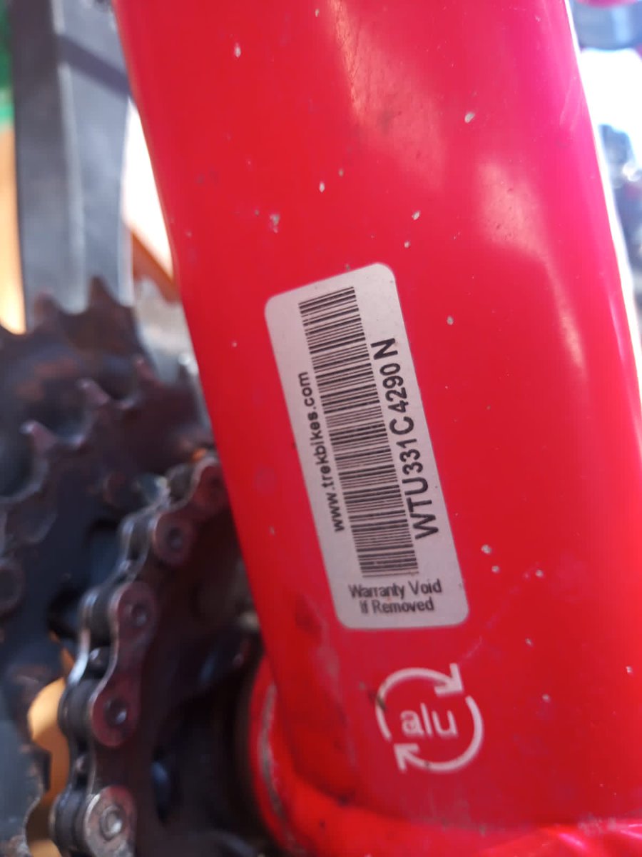Aeris_Valentine's tweet photo. @alegriagonzaa @pikillo_green @radionostalgica @yennivallejosm a una amiga en copiapo le entraron al patio y le robaron esta bicicleta, por si alguien la ve publicada a la venta NO COMPRE!!! y avise por si aparece #NoComprenRobado #Delito #robo #Ladrones #malandras #Copiapo https://t.co/m7UsOj3LhB
