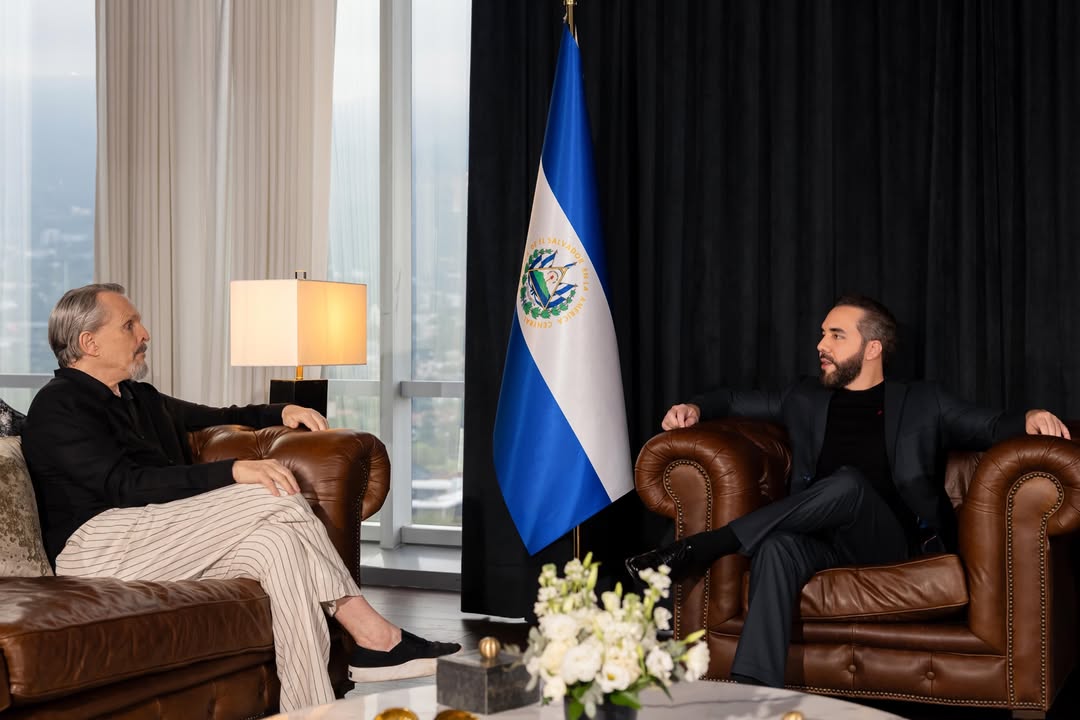 alertanoti's tweet photo. “UN CAMBIO PALPABLE E IMPRESIONANTE”: MIGUEL BOSÉ DESTACA SU ENCUENTRO CON EL PRESIDENTE BUKELE

El cantante español @boseofficial compartió en sus redes sociales una serie de fotografías junto al presidente de El Salvador, @nayibbukele, acompañadas de un mensaje en el que expresó su agradecimiento por el encuentro sostenido en el país, calificándolo como “esclarecedor e interesante”.

En su publicación, Bosé destacó la atención recibida durante la reunión y extendió un reconocimiento directo al mandatario salvadoreño, afirmando: “Enhorabuena por su liderazgo al frente de El Salvador. Un cambio palpable e impresionante. Le deseo lo mejor para usted, su gente y su país. Bendiciones”.

El encuentro se da un día después de la visita del artista al país, donde la noche del jueves ofreció un concierto en el Gimnasio Nacional José Adolfo Pineda, como parte de su gira internacional. El evento reunió a fanáticos de varias generaciones que celebraron su regreso a los escenarios.

Durante el espectáculo, Bosé repasó varios de sus temas más emblemáticos, generando una fuerte respuesta del público que coreó canciones como “Amante bandido” y “Morena mía”.