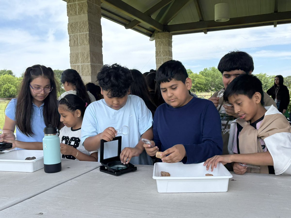 disdeec's tweet photo. 5th graders from @Zaragoza_PL discovered how sedimentary rocks and fossil fuels form through geological processes. Where else can you explore geology while you look at goats? Only at the @disdeec! @StellaKastl @AngieGaylord @Dallasacademics https://t.co/llqfL2GOtm