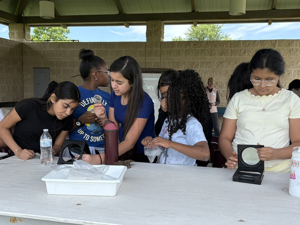 disdeec's tweet photo. 5th graders from @Zaragoza_PL discovered how sedimentary rocks and fossil fuels form through geological processes. Where else can you explore geology while you look at goats? Only at the @disdeec! @StellaKastl @AngieGaylord @Dallasacademics https://t.co/llqfL2GOtm