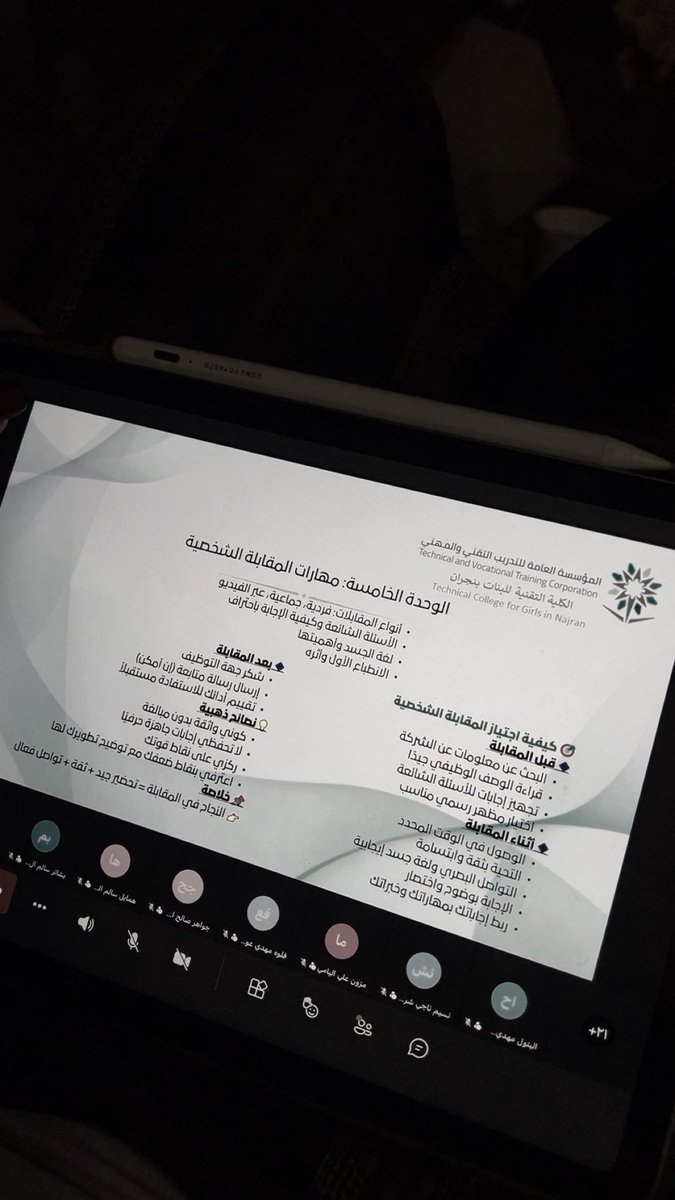 fl4llh's tweet photo. مع اقتراب التخرّج
يمرّ الوقت كأنه ينسلّ من يدي بهدوء
كل شيء كما هو…
إلا شعوري، صار يودّع لا يعتاد

أحاول أن أحفظ التفاصيل
ضحكاتٍ ظننتها عابرة… فإذا بها الأثر كله

فرحٌ يلمع بخفّة
وخلفه خوفٌ لا يُرى

وأنا
عالقة بين ما كنت، وما سأكون

كأنها نهاية هادئة
تُشبه بداية لا أعرفها بعد. https://t.co/iaa0vSGz3p