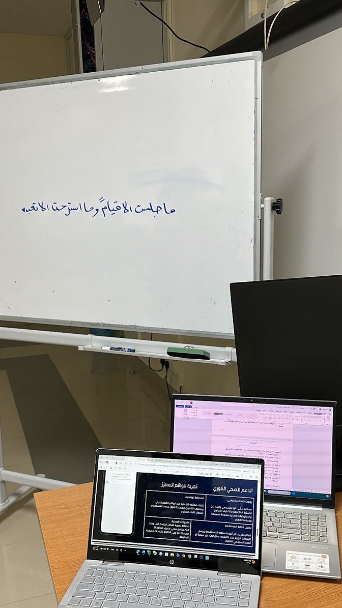 fl4llh's tweet photo. مع اقتراب التخرّج
يمرّ الوقت كأنه ينسلّ من يدي بهدوء
كل شيء كما هو…
إلا شعوري، صار يودّع لا يعتاد

أحاول أن أحفظ التفاصيل
ضحكاتٍ ظننتها عابرة… فإذا بها الأثر كله

فرحٌ يلمع بخفّة
وخلفه خوفٌ لا يُرى

وأنا
عالقة بين ما كنت، وما سأكون

كأنها نهاية هادئة
تُشبه بداية لا أعرفها بعد. https://t.co/iaa0vSGz3p