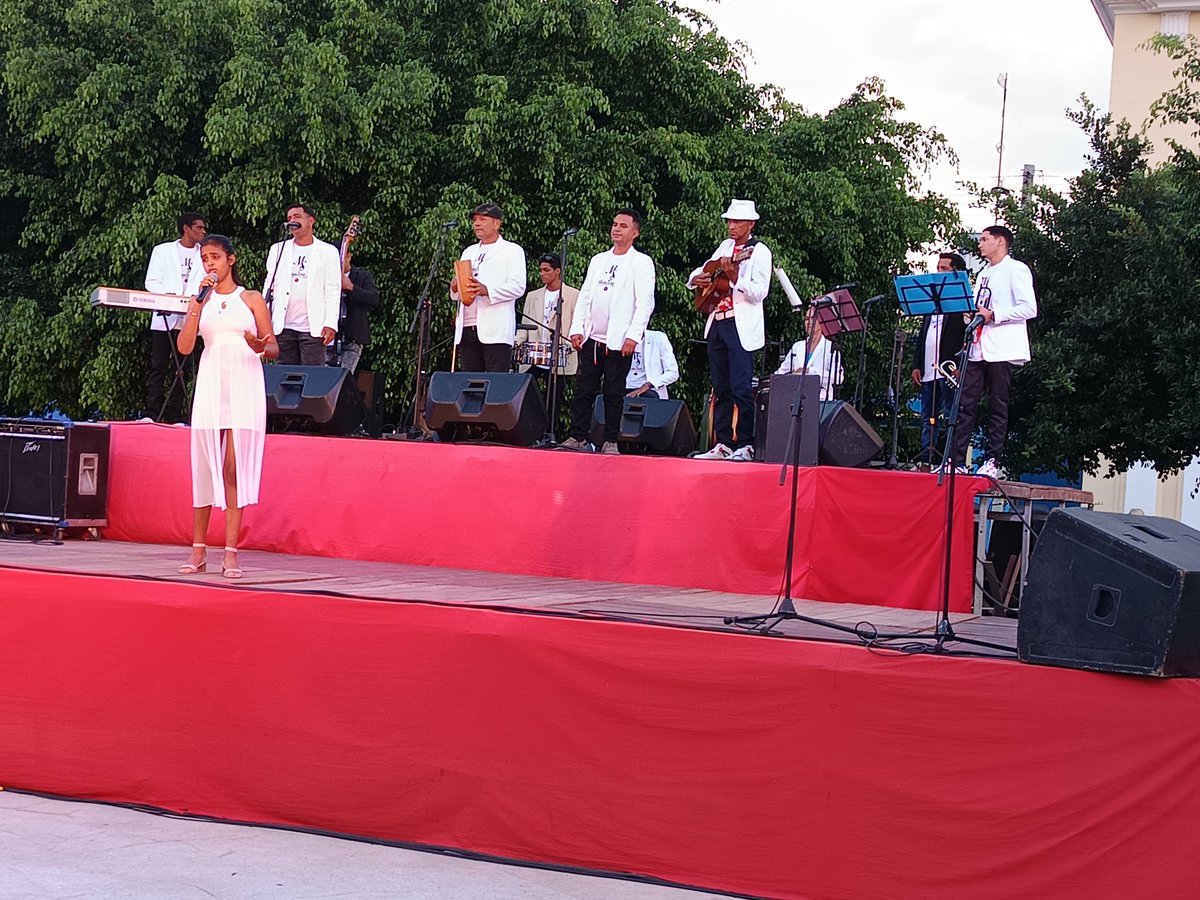 ComasYsmar76792's tweet photo. Es el Son Cubano, Patrimonio cultural inmaterial de la nación, declarado un día como hoy para beneplácito de los cubanos. Así fue celebrado en la Plaza de la Revolución de la ciudad de Bayamo. Felicidades soneros!!!!!
#CulturaBayamo
#MuseoDeCera https://t.co/wel0Pmbziz