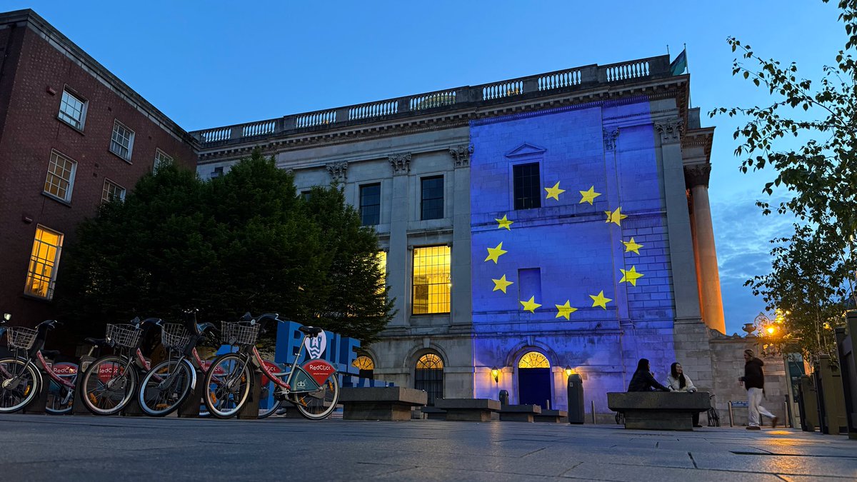 eurireland's tweet photo. Happy Europe Day 🇪🇺 from Dublin 🇮🇪
Beannachtaí Lá na hEorpa daoibh!
#EuropeDay https://t.co/QCWEHT45eW
