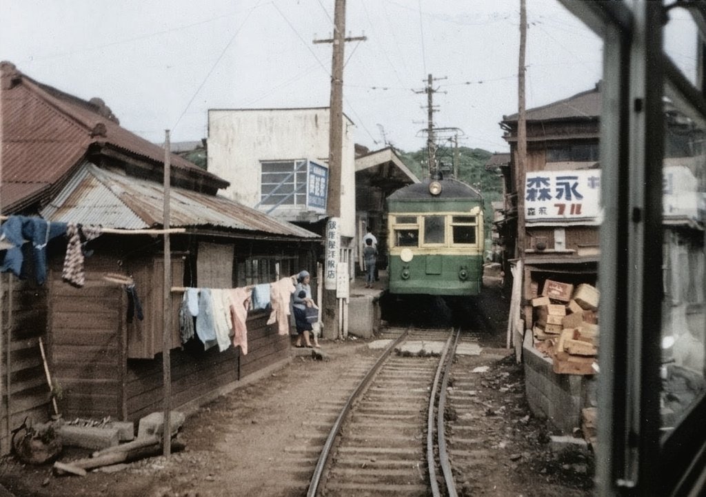 ふんでしもうた Fabulous photograph. Great to see how washing was dried next to
