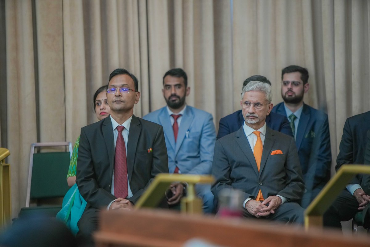 DrSJaishankar's tweet photo. Privileged to be welcomed in the Parliament of Trinidad and Tobago. Thank PM Kamla Persad-Bissessar for her gracious words. @PM_Kamla

🇮🇳 🇹🇹 https://t.co/fvVpf1fDKd