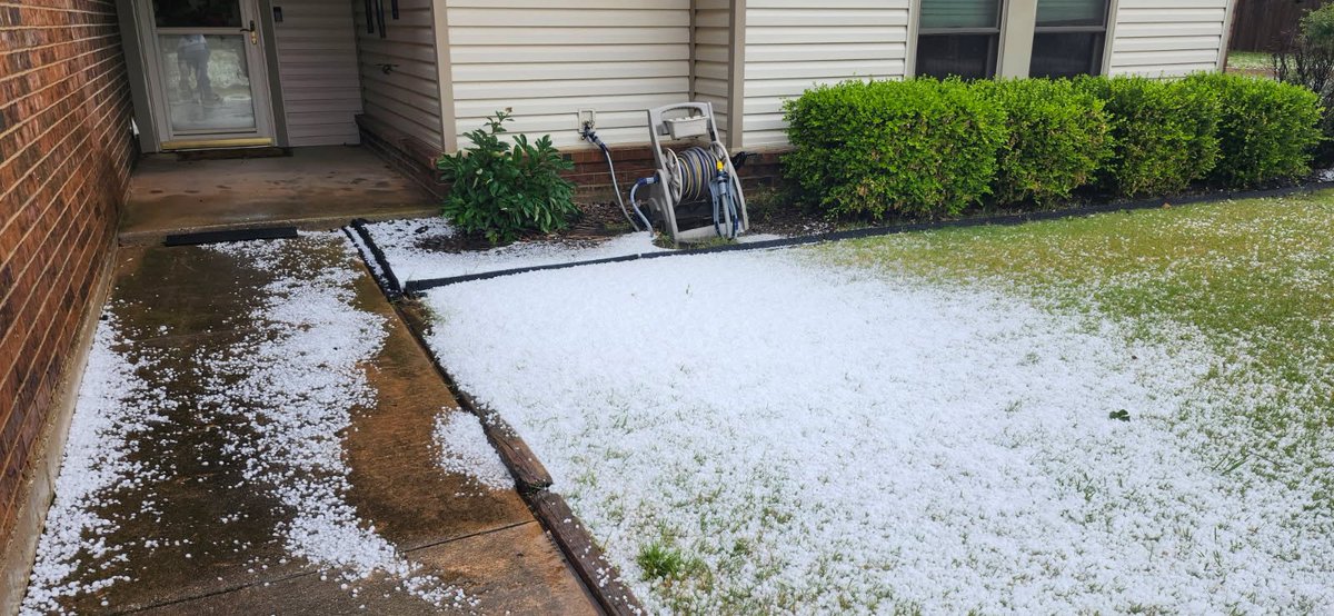 Kate_Fisher20's tweet photo. Absolutely wild hail in southwest OKC!! Went on for about 10 minutes, and covered everything. Luckily its only pea to dime sized, but still crazy. #okwx #hail #storms https://t.co/yUWOXXpUzi