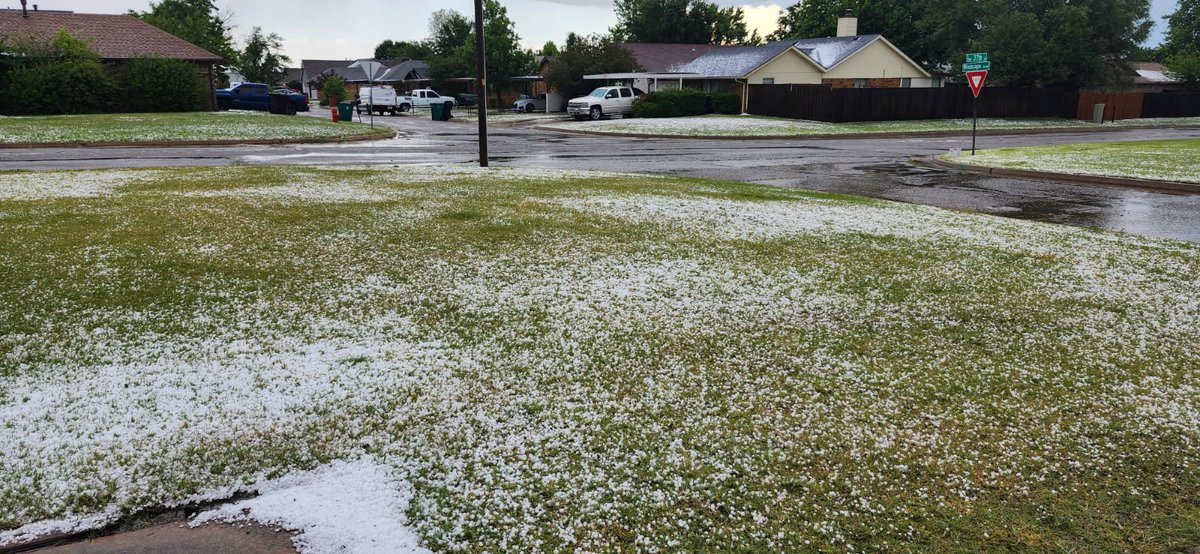 Kate_Fisher20's tweet photo. Absolutely wild hail in southwest OKC!! Went on for about 10 minutes, and covered everything. Luckily its only pea to dime sized, but still crazy. #okwx #hail #storms https://t.co/yUWOXXpUzi