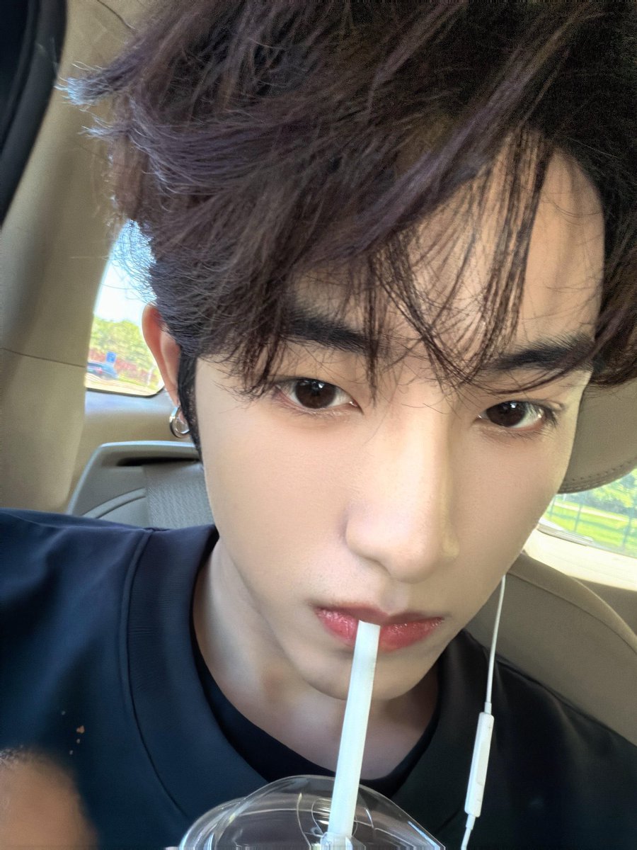 WayV’s WINWIN is serving face as usual in recent XHS update.
